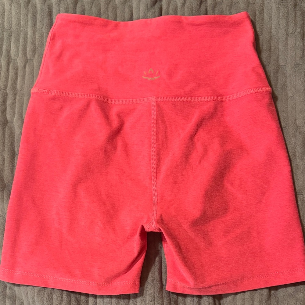 Beyond Yoga Women's High-Waist Pink Biker Shorts - Picture 5 of 8